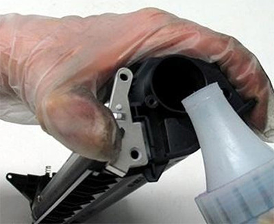 Đổ mực mới vào hộp