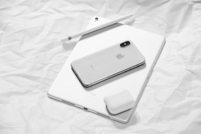 iPad và iPhone cùng với một số Airpod