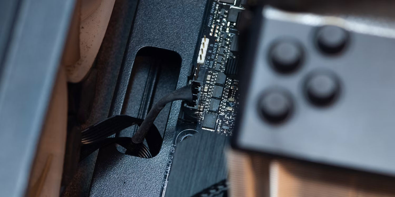 Kiểm tra nối dây quạt trên bo mạch chủ