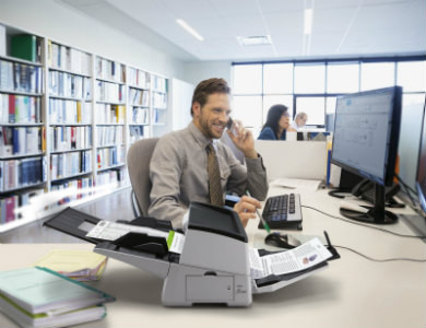 Người dùng hoàn toàn rảnh tay khi xử lý tài liệu bằng thiết bị có khay ADF.