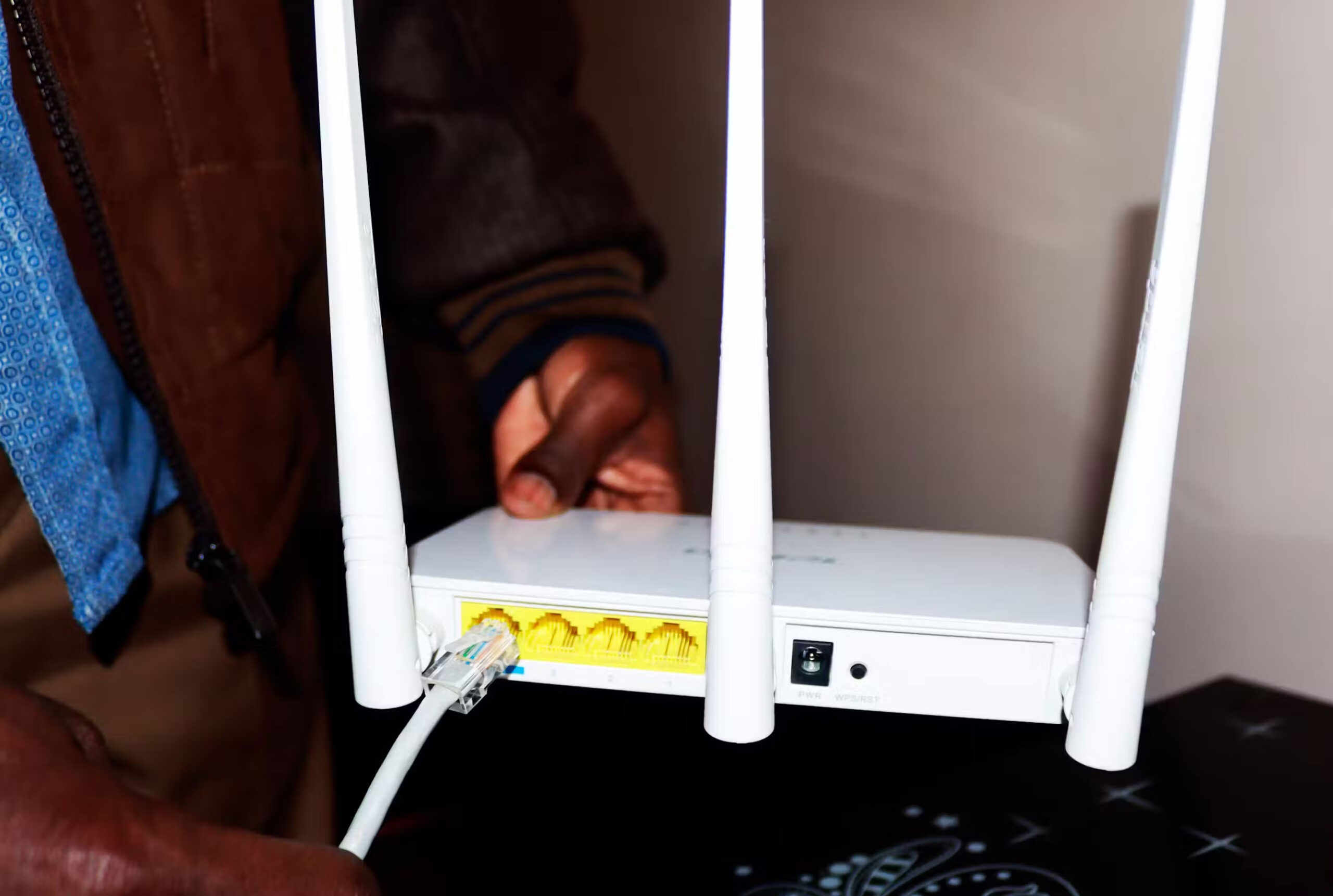 Router và cáp Ethernet