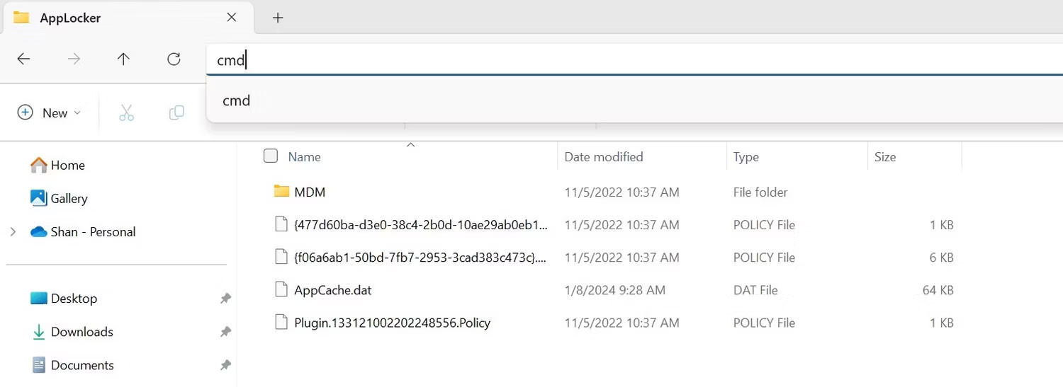 Sử dụng lệnh 'cmd' trong thanh địa chỉ của File Explorer.