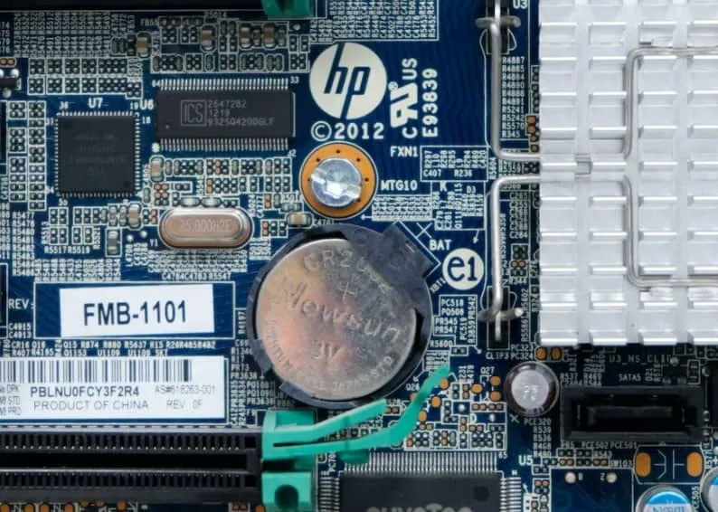 Tháo pin CMOS để reset