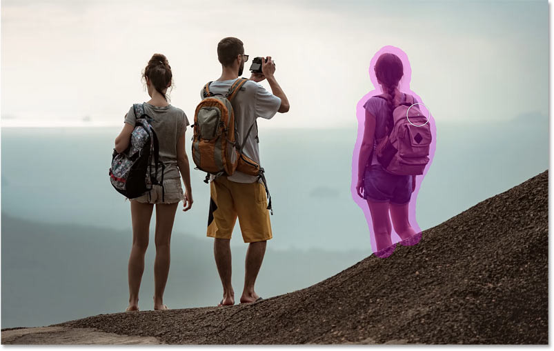 Vẽ bằng Remove Tool lên người để xóa khỏi ảnh